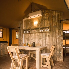Glamping: Safari Lodge - Küche - Procida Camp & Resort - GOOUTSIDE