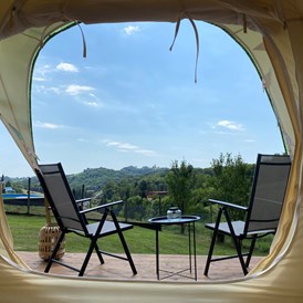 Glamping: 'Zora', ein 5 m langes Lotus Belle-Zelt mit einem Kingsize-Bett, einer privaten Terrasse und einem wunderschönen Blick auf Mađerkin Breg. - Glamping Vila Trilogy