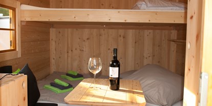 Luxuscamping - Umgebungsschwerpunkt: am Land - Ein Glas Wein zum entspannen gibt's direkt bei uns im Shop. - Fortuna Camping am Neckar