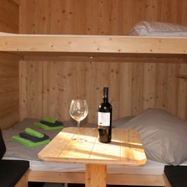 Glamping: Ein Glas Wein zum entspannen gibt's direkt bei uns im Shop. - Fortuna Camping am Neckar