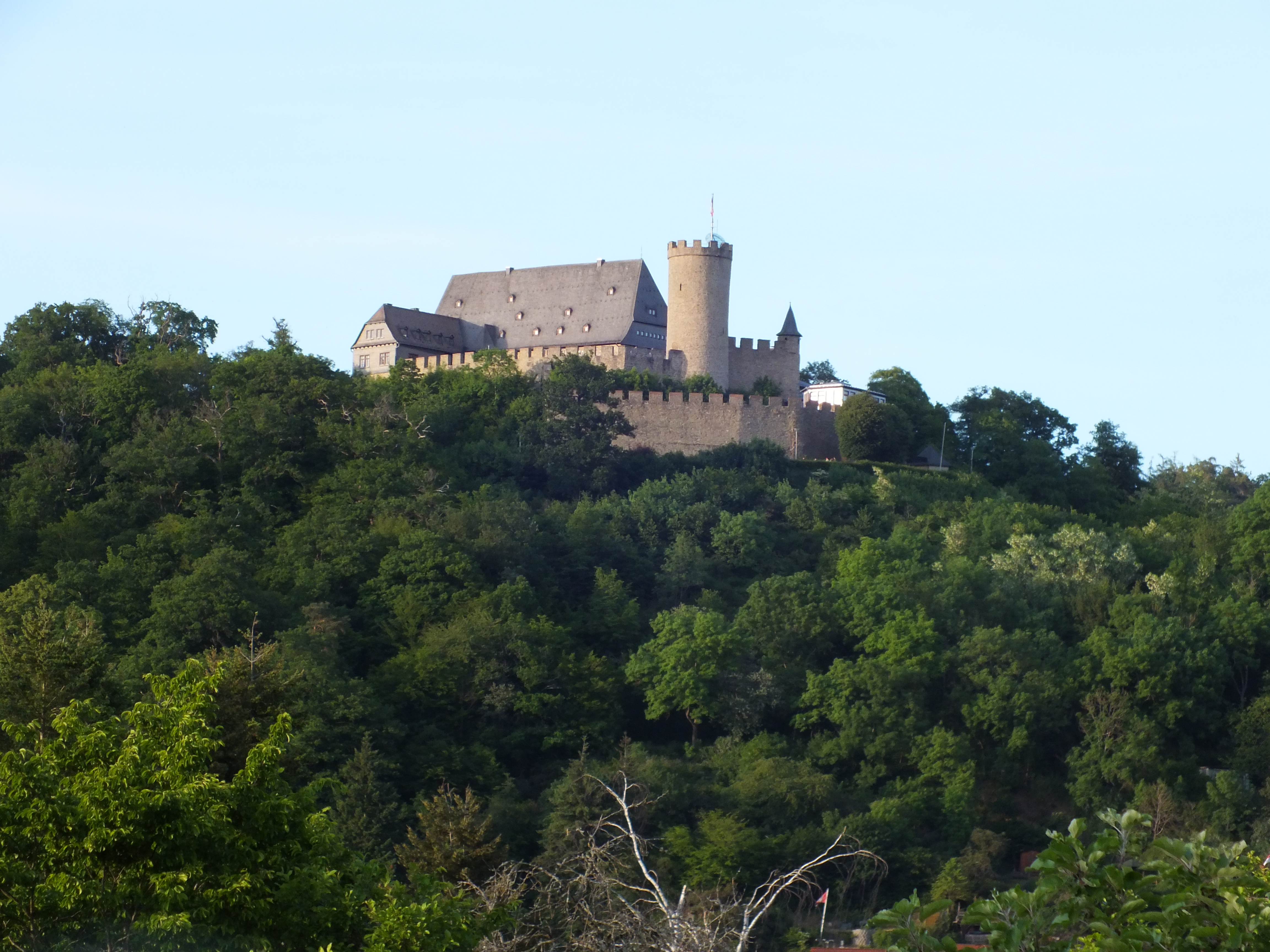 Glamping: Block auf das Schloss Biedenkopf - Ecolodge Hinterland