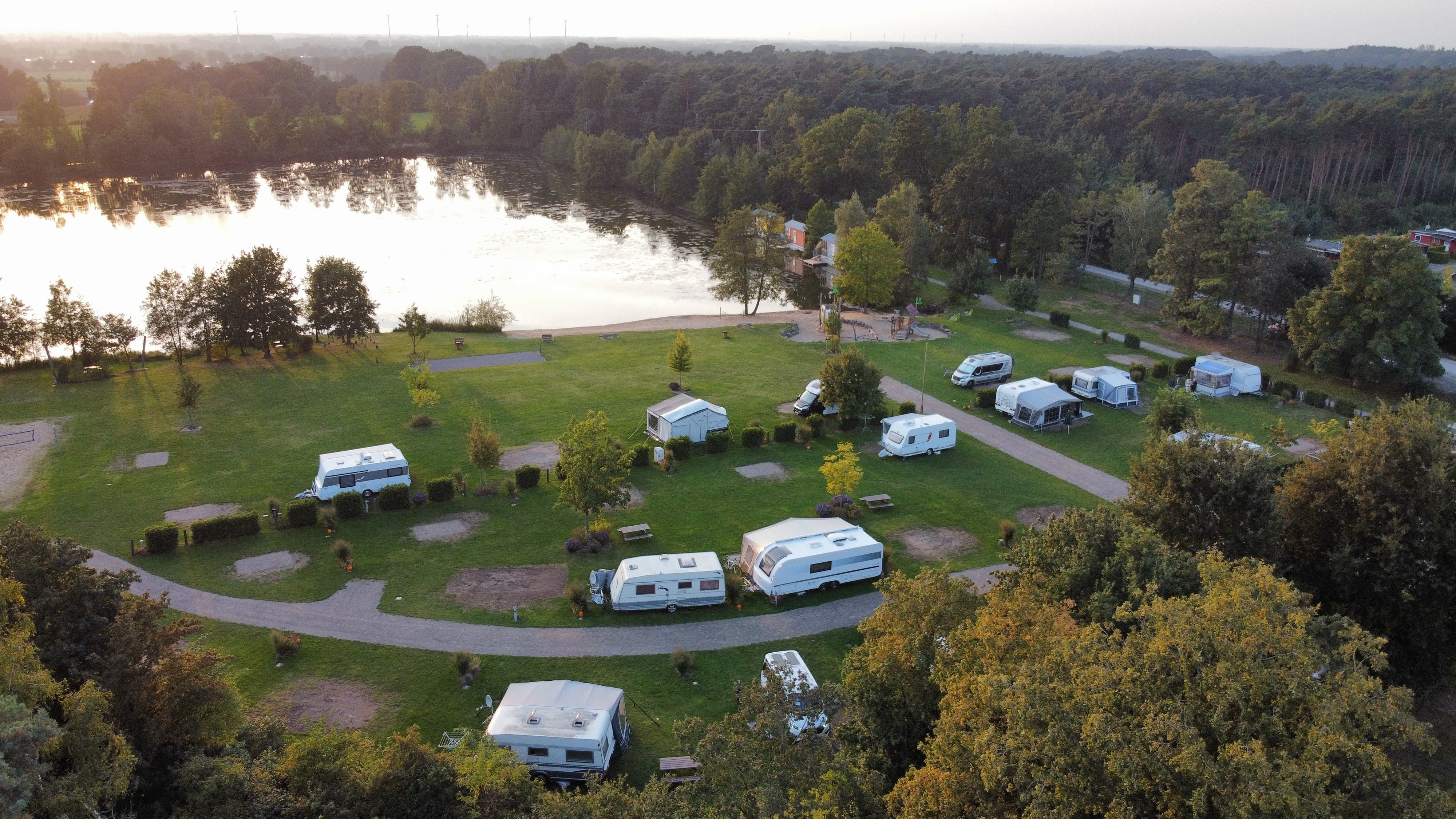 Luxe kamperen - Spielplatz - Niederrhein - Stellplätze und Unterkünfte am See - Dingdener Heide