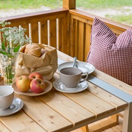 Glamping: Überdachter Tisch  - Camping Residence Chalet CORONES