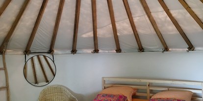 Luxuscamping - Der romantische Blick vom kuscheligen Doppelbett durch die zentrische Dachluke in den sternenklaren Walliser Nachthimmel bürgt für Entspannung und Erholung pur.  - Camping Mühleye