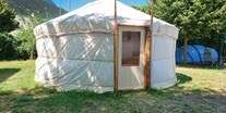 Luxuscamping - Die «Mongolische Jurte» bietet den Gästen einen grossen Innenraum mit gedämmten Zeltwänden und Holzboden. Sogar die Inneneinrichtung und die Farbwahl sind an das Original angepasst. - Camping Mühleye