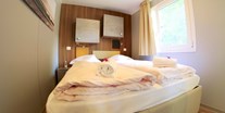 Luxuscamping - Doppelbett (Zimmer 1) mit WC und Dusche - Camping Tamaro Resort