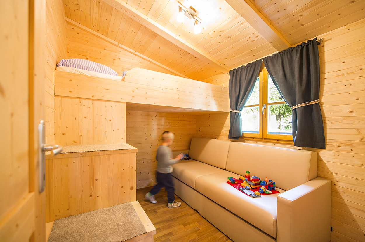 Glamping: Das Kinderzimmer ist mit einem Hochbett und einer ausziehbaren Couch (Matratze) sowie Kleiderschrank ausgestattet.  - Camping Steiner