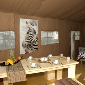 Glamping: Der Esstisch bietet viel Platz für ein gemütliches Frühstück. - Camping Park Gohren