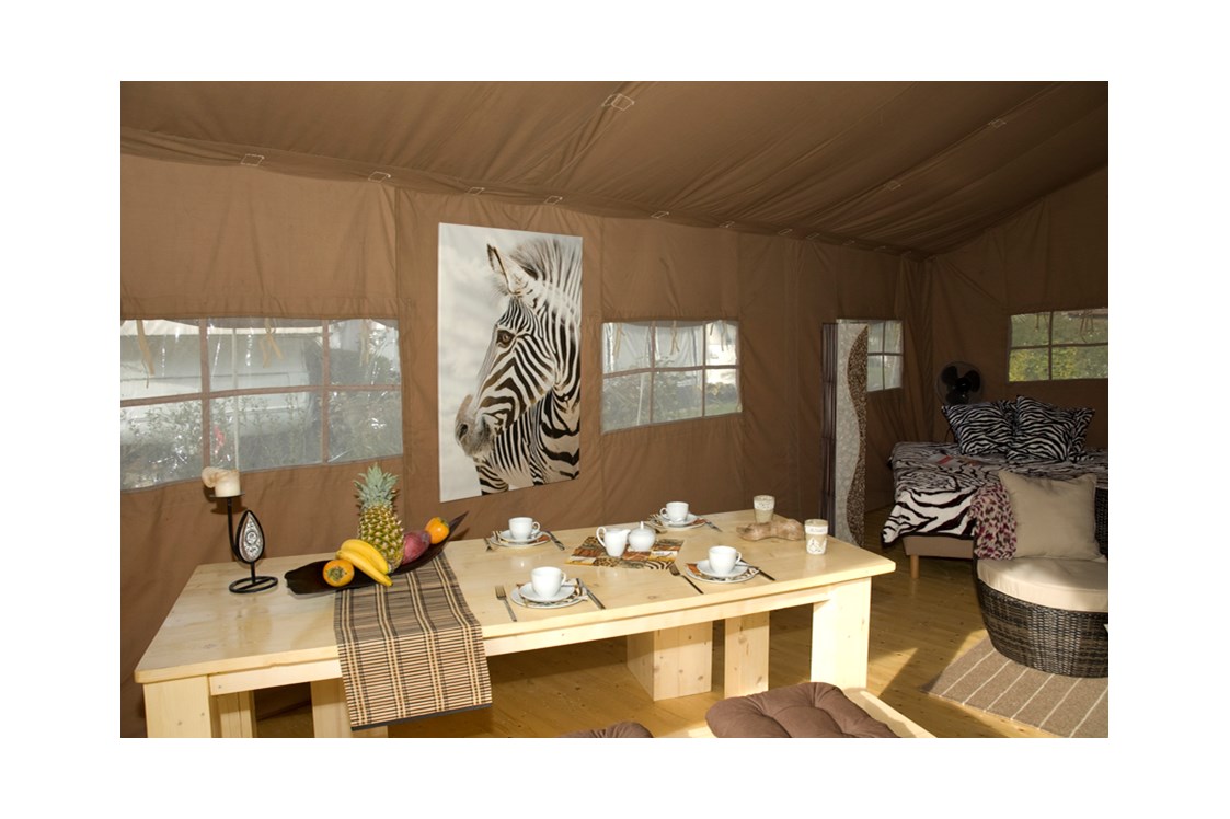 Glamping: Der Esstisch bietet viel Platz für ein gemütliches Frühstück. - Camping Park Gohren