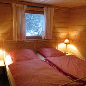 Glamping: Landhaus - Schlafzimmer mit Doppelbett - Camping Langenwald