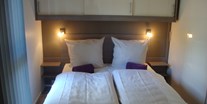 Luxuscamping - Restaurant - Schlafzimmer mit Doppelbett - Kirchzarten / Schwarzwald