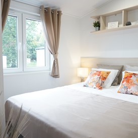Glamping: Master-Bedroom mit Doopelbett 160 cm  x 200 cm, gute Matratzen - Dreiländer-Camping-u. Freizeitpark Gugel