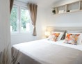 Glamping: Master-Bedroom mit Doopelbett 160 cm  x 200 cm, gute Matratzen - Dreiländer-Camping-u. Freizeitpark Gugel