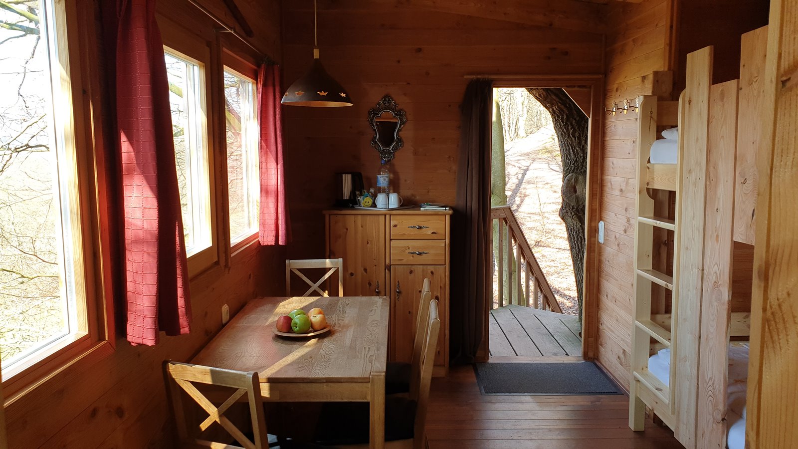 Glamping: Baumhaus Burg für 4 Personen, mit Abenteuerbett. - Baumhaushotel Solling