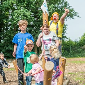 Glamping: Clown Ati mit Kindern - Alfsee Ferien- und Erlebnispark