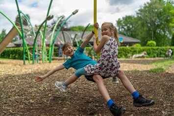 Glamping: Kinder auf dem Spielplatz - Alfsee Ferien- und Erlebnispark