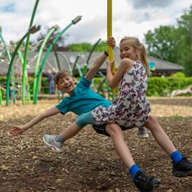 Glamping: Kinder auf dem Spielplatz - Alfsee Ferien- und Erlebnispark