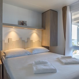 Glamping: Mobilheim Superior - Schlafzimmer mit Doppelbett - Maistra Camping Veštar