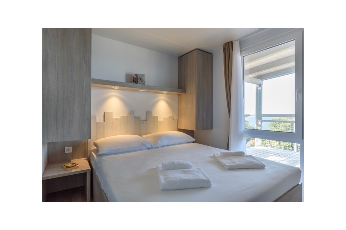 Glamping: Mobilheim Superior - Schlafzimmer mit Doppelbett - Maistra Camping Veštar
