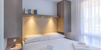 Luxuscamping - Adria - Mobilheim Premium Family am Camping Polari - Schlafzimmer mit Doppelbett - Camping Polari - Maistra