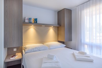 Glamping: Mobilheim Premium Family am Camping Polari - Schlafzimmer mit Doppelbett - Maistra Camping Polari
