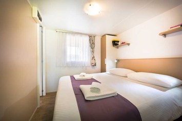 Glamping: Mobilheim Family am Camping Valkanela - Schlafzimmer mit Doppelbett - Maistra Camping Valkanela