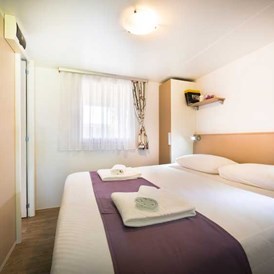 Glamping: Mobilheim Family am Camping Valkanela - Schlafzimmer mit Doppelbett - Maistra Camping Valkanela