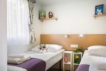 Glamping: Mobilheim Family am Camping Valkanela - Schlafzimmer mit Einzelbetten - Maistra Camping Valkanela