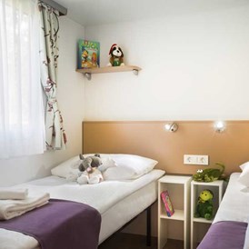 Glamping: Mobilheim Family am Camping Valkanela - Schlafzimmer mit Einzelbetten - Maistra Camping Valkanela