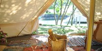 Luxuscamping - Sicht auf den Zürichsee - Der Champagner ist bei einer Übernachtung im möblierten Zelt dabei. - Camping Zürich