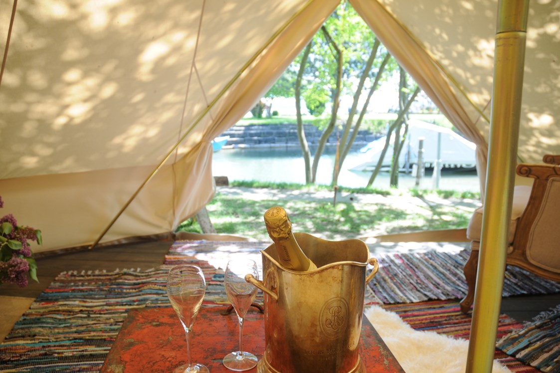 Glamping: Sicht auf den Zürichsee - Der Champagner ist bei einer Übernachtung im möblierten Zelt dabei. - Camping Zürich