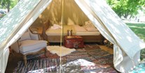 Luxuscamping - Willkommen: Die Safari-Zelte bieten alles vom Bett bis zur Frottee-Wäsche und Champagner - Camping Zürich