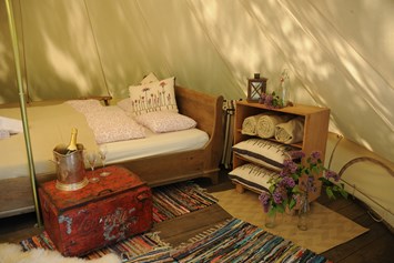 Glamping: Liebevoll eingerichtet: In den original Safari-Zelten schläft man komfortabel - Camping Zürich