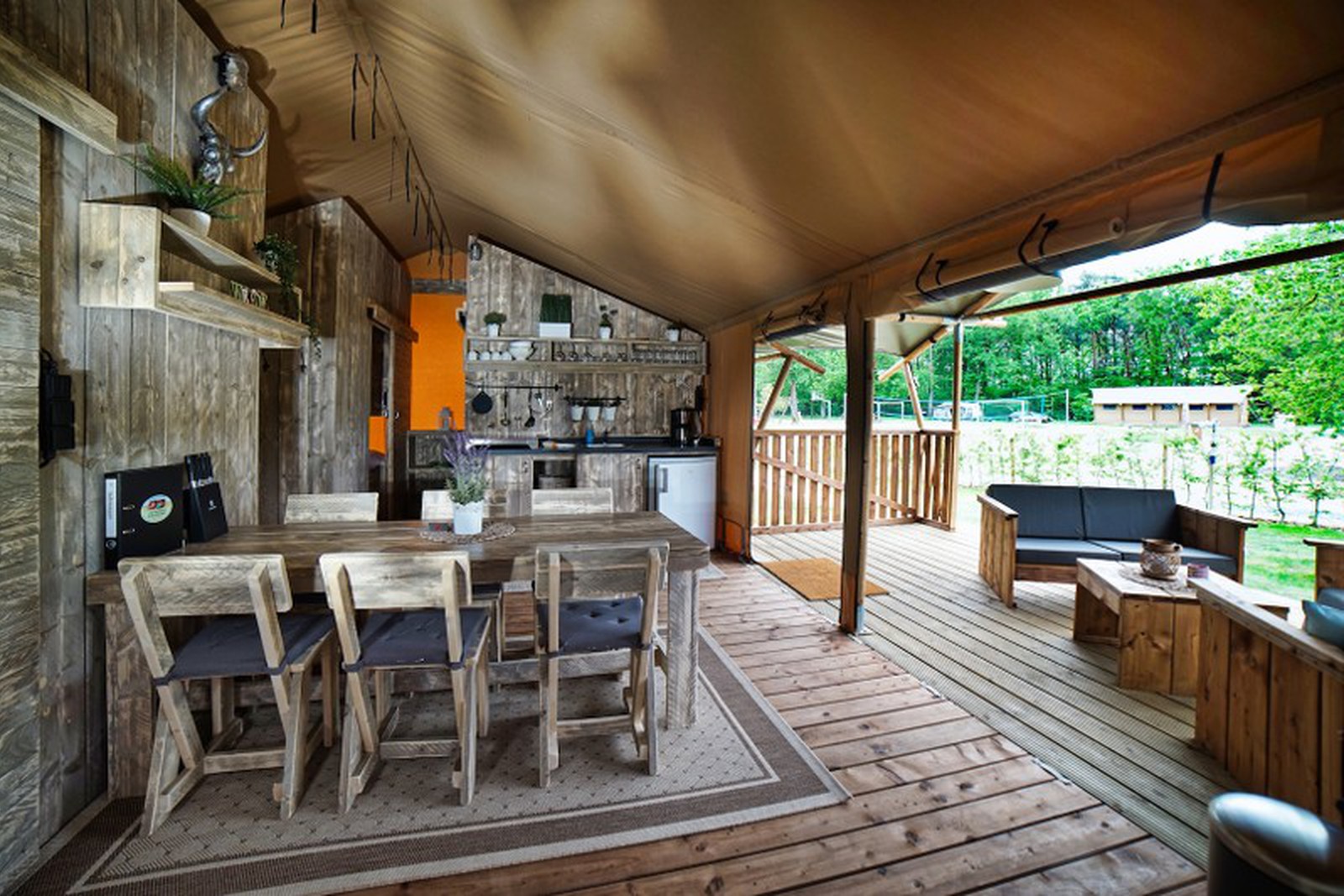 Luxe kamperen - Umgebungsschwerpunkt: am Land - Unser großes Glampingzelt Yakari mit Blick auf den Spielplatz - Campingpark Heidewald