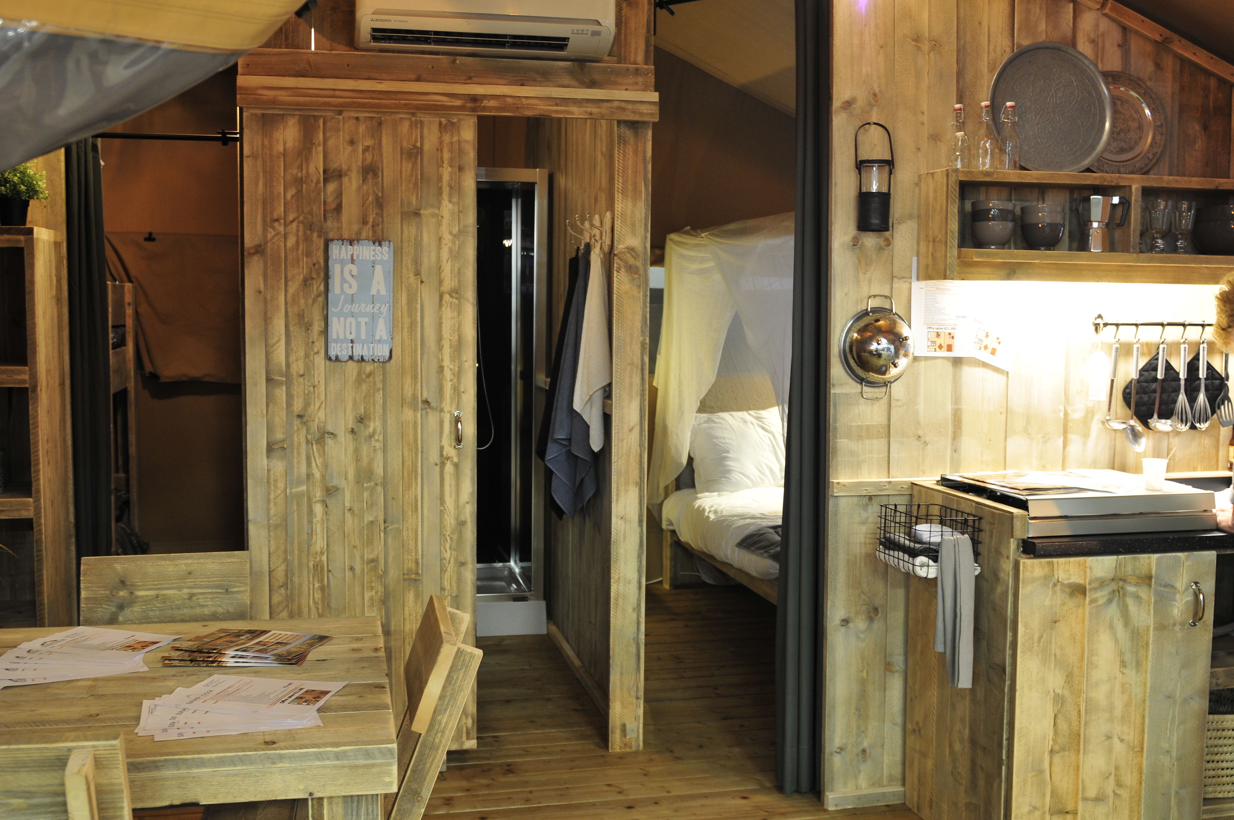 Luxe kamperen - Umgebungsschwerpunkt: am Land - Innen - Gemütlichkeit pur ...das kleine Safarizelt...Mogli mit 4 Schlafplätzen. Maximal 3 Erwachsene und 1 Kind. - Campingpark Heidewald