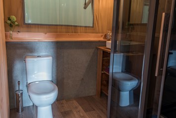 Glamping: Die Badezimmer der Safarizelte sind geräumig und mit Dusche, Waschbecken und WC ausgestattet.  - Campingpark Heidewald