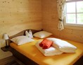 Glamping: Ferienhütte "Drachenwand": Schlafzimmer mit Doppelbett - CAMP MondSeeLand