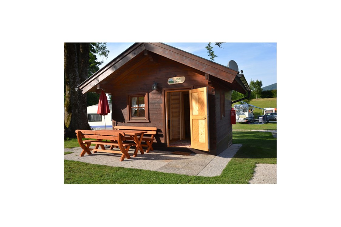 Glamping: Ferienhütte "Schober": Bietet Platz für 4 Erwachsene oder eine Familie mit 3 Kinder. Größe der Ferienhütte: ca. 20 m2 - CAMP MondSeeLand