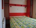 Glamping: Großes Schlafzimmer mit einem gemütlichen Doppelbett - Camping Fuussekaul