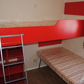 Glamping: 2 kleine Schlafzimmer mit jeweils 2 Einzelbetten (als schräg gestelltes Hochbett) - Camping Fuussekaul