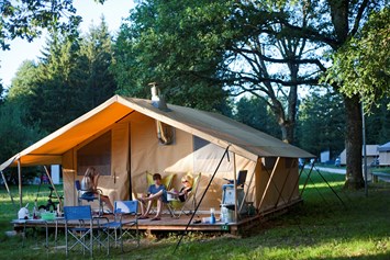 Glampingunterkunft: Zelt Toile & Bois - Aussenansicht - Zelt Toile & Bois mit Badezimmer und Holzofen auf Camping Huttopia Dieulefit