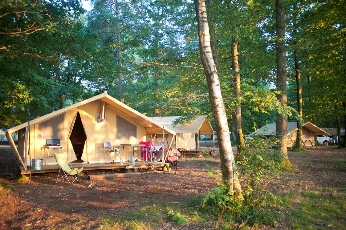 Glampingunterkunft: Zelt Toile & Bois - Aussenansicht - Zelt Toile & Bois mit Badezimmer und Holzofen auf Camping Huttopia Dieulefit