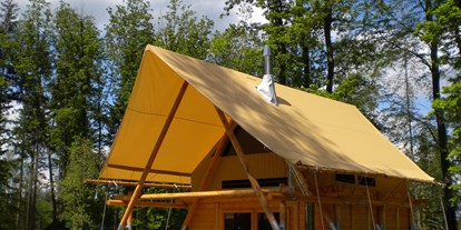 Luxuscamping - Rhône-Alpes - Cahutte Aussenansicht  - Camping Huttopia Dieulefit Cahutte für naturnahe Ferien auf Camping Huttopia Dieulefit