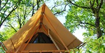 Luxuscamping - Rhône-Alpes - Cahutte mit Gartenmoebeln - Camping Huttopia Dieulefit Cahutte für naturnahe Ferien auf Camping Huttopia Dieulefit