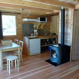 Glampingunterkunft: Huette Huttopia - Innen - Hütte Huttopia mit Holzofen auf Camping Huttopia Dieulefit