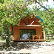 Luxuscamping: Huette Huttopia - Aussen   - Hütte Huttopia mit Holzofen auf Camping Huttopia Rambouillet