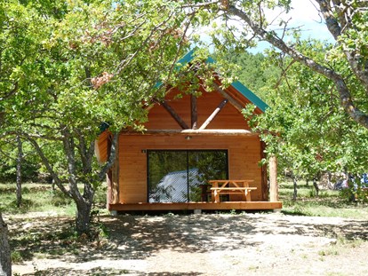 Luxuscamping - Huette Huttopia - Aussen   - Hütte Huttopia mit Holzofen auf Camping Huttopia Rambouillet