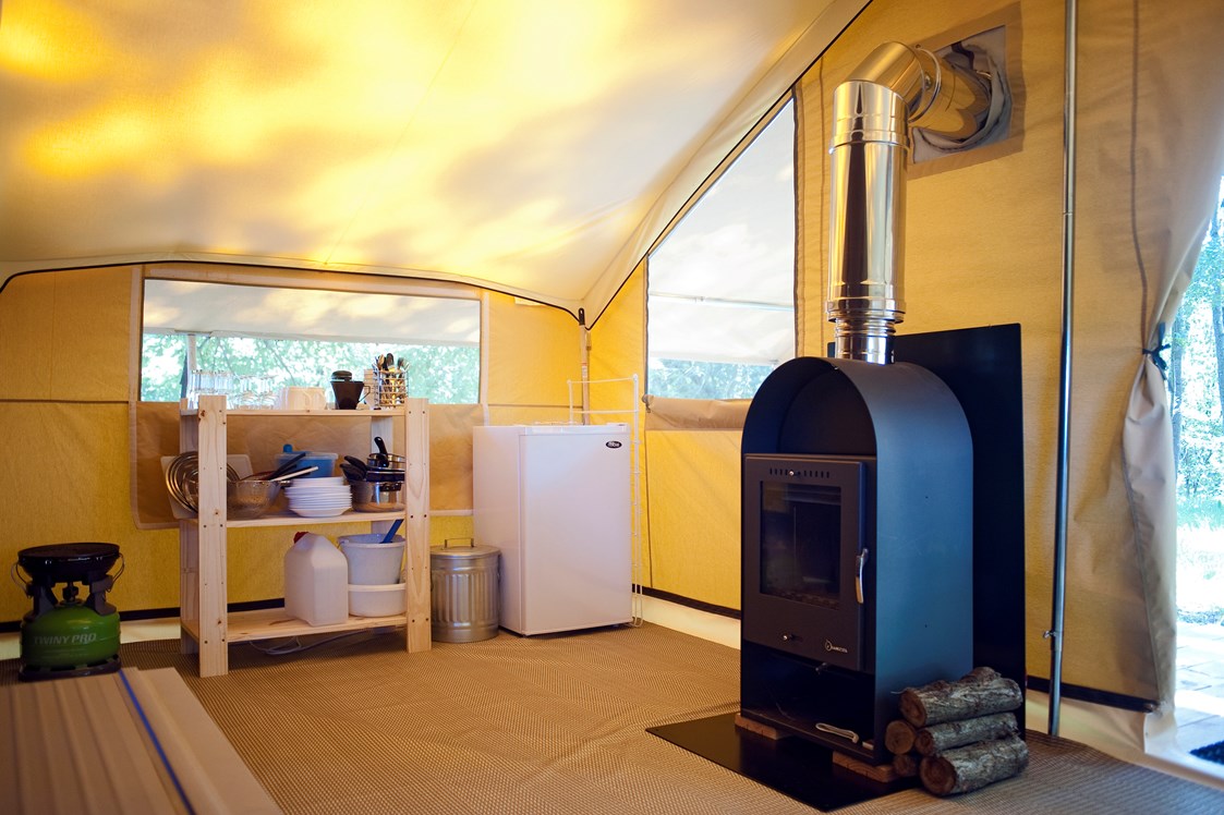 Glampingunterkunft: Zelt Toile & Bois mit Holzofen  - Zelt Toile & Bois mit Badezimmer und Holzofen auf Camping Huttopia Versailles