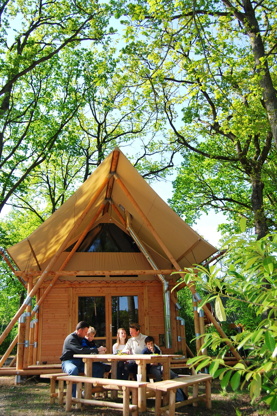 Glampingunterkunft: Cahutte mit Gartenmoebeln - Cahutte für naturnahe Ferien auf Camping Huttopia Versailles