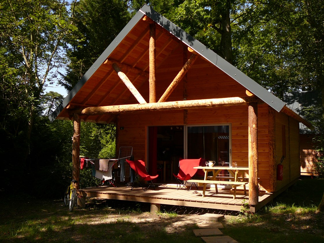 Glampingunterkunft: Huette Huttopia - Aussen - Hütte Huttopia mit Holzofen auf Camping Huttopia Versailles